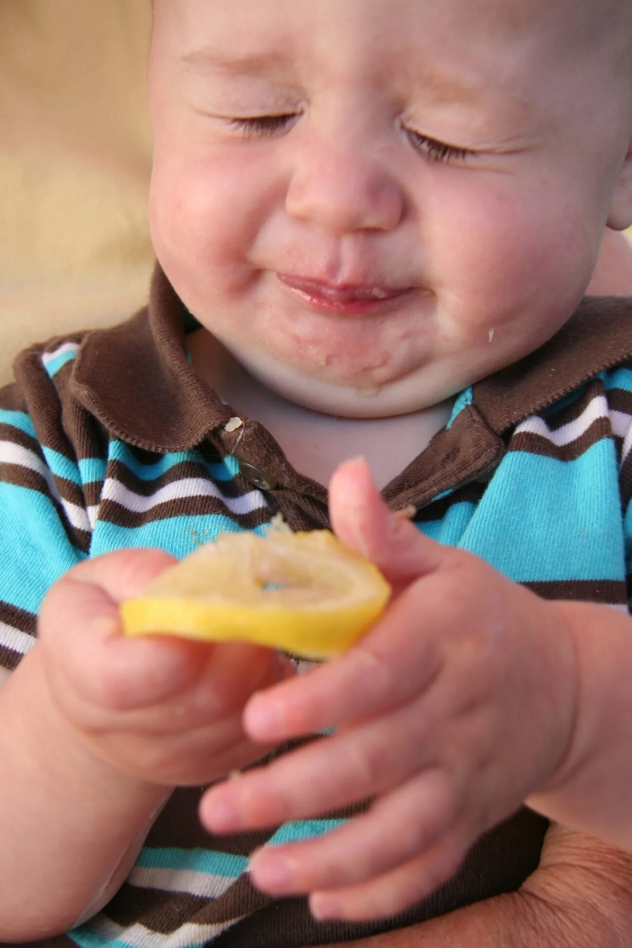 Кислый лимон. Смешные дети. Ребенок ест лимон. Лимон для детей.