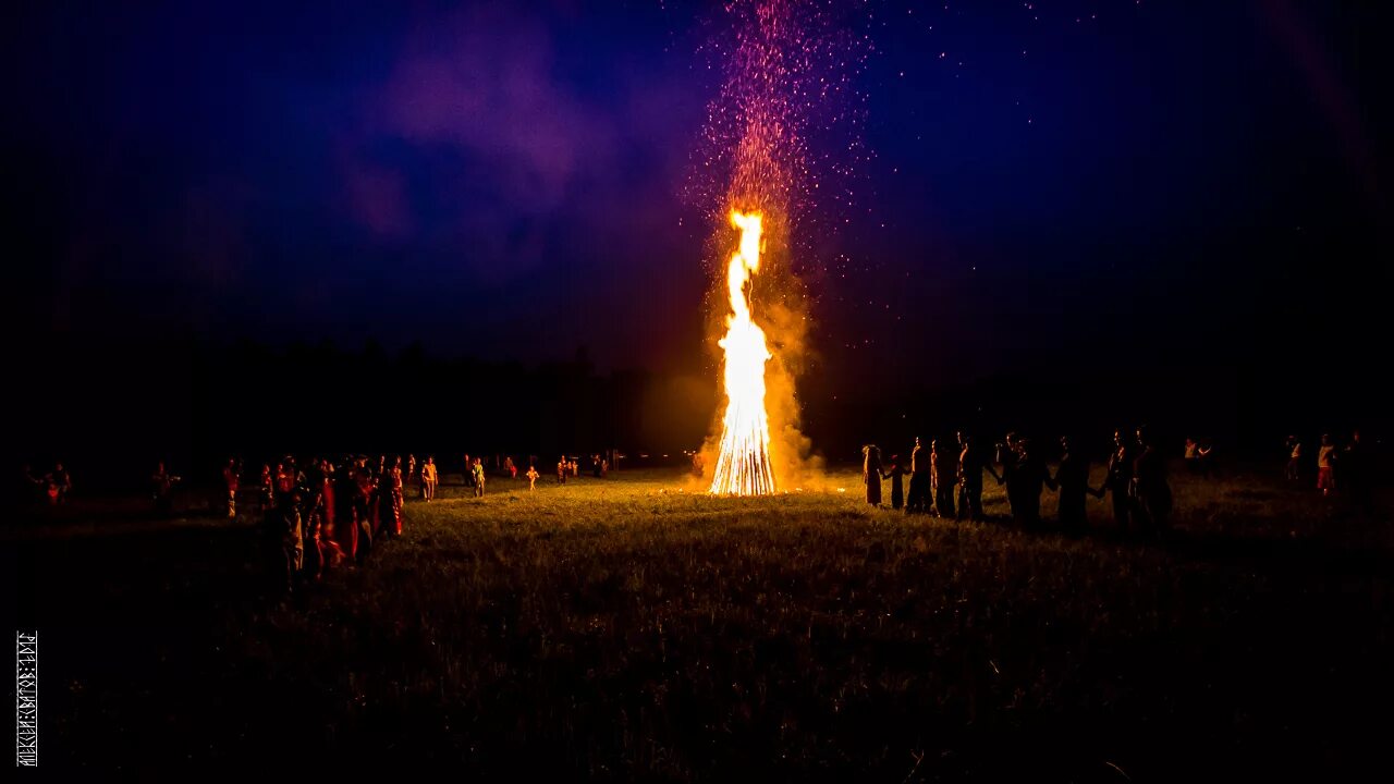 Песня горят вокруг огни купаемся в любви. Огромный костер. Костер небо. Гигантский костер. Костер в поле.