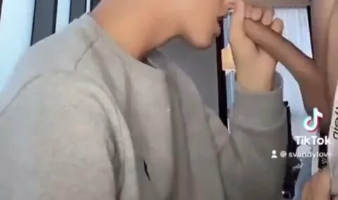 Pompino per due giovani Tiktoker - BitchyX