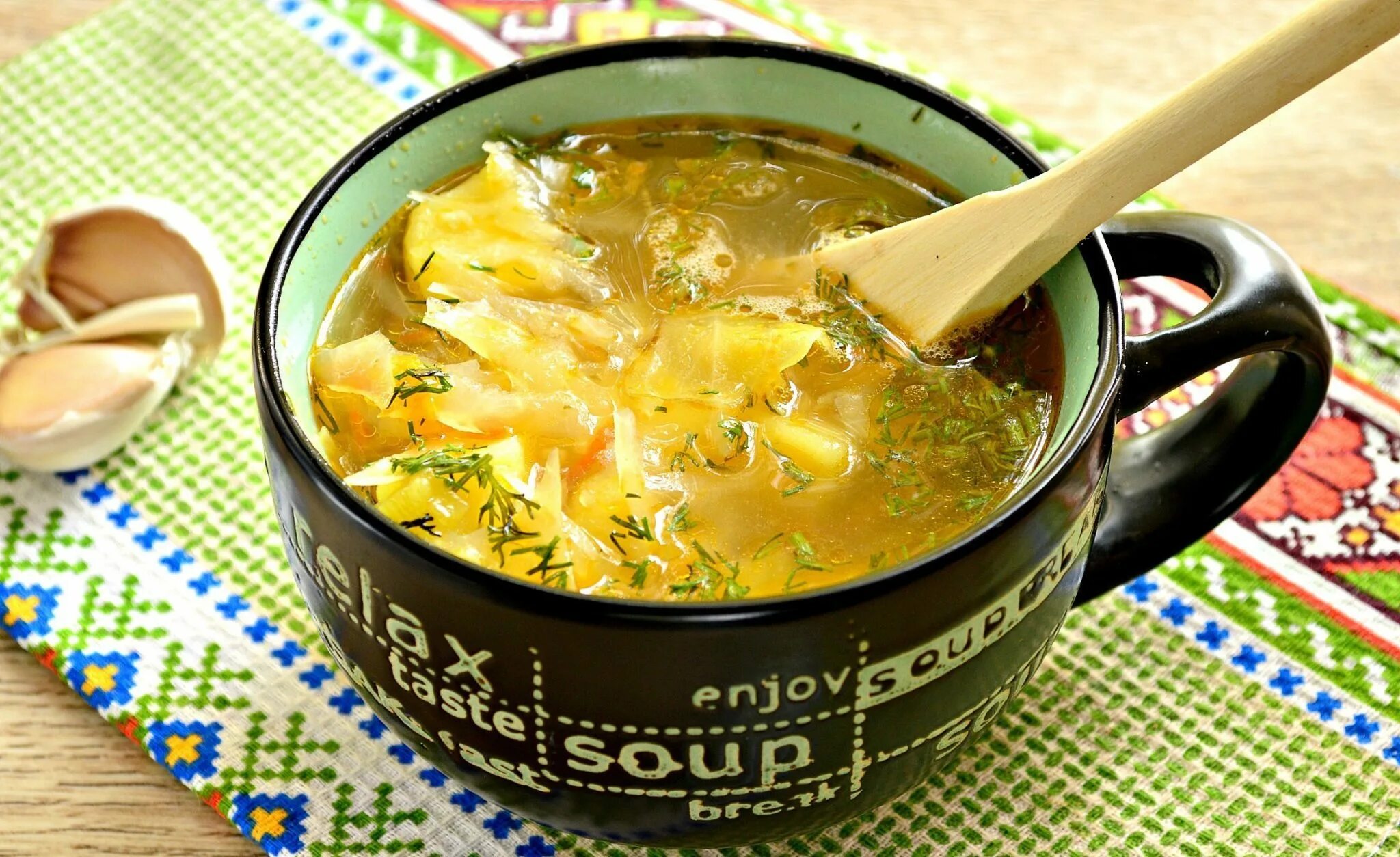 Русский суп щи. Наваристые щи. Говяжьи щи со свежей капустой. Рахмановские щи. Щи из свежей капусты с рыбой.