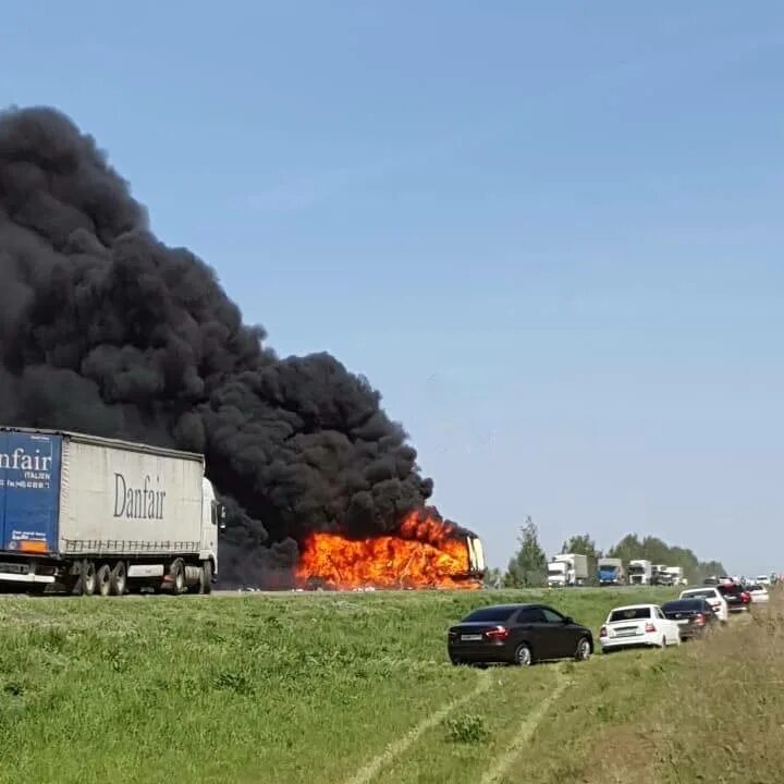 Авария на трассе м5 в Николаевском районе. ДТП трасса м5 Ульяновская область Николаевский район. ДТП м5 Ульяновская область Николаевский район. Авария на трассе м5 вчера в Пензенской области. Сгорели на дороге