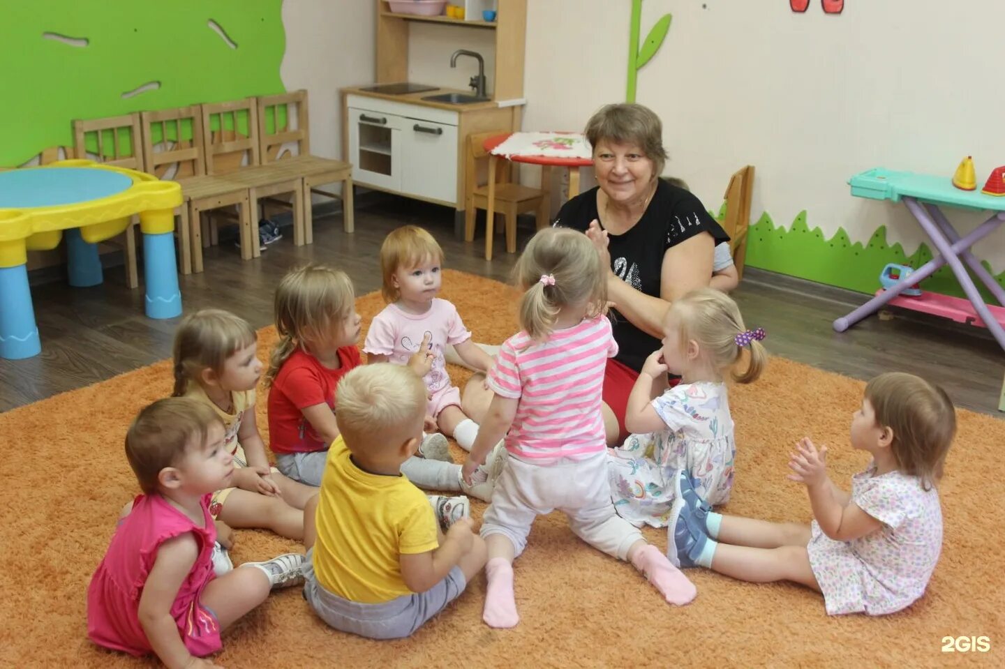 Воспитатель частный сад вакансии. Детский сад 3 тюмень. Частный садик тюмень. Дети в саду. Воспитатель и дети в детском саду.