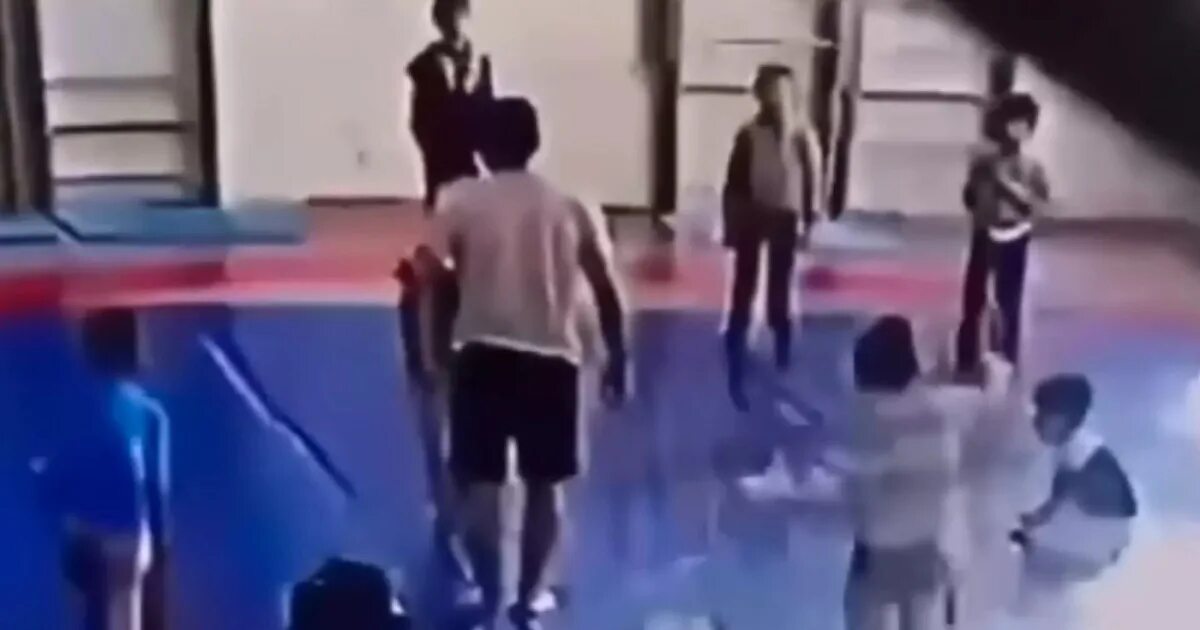 Блоггер самбист избивает людей. Братья известного мафиози избили девушку в кафе. Блоггер самбист избивает людей. Блоггер самбист избивает людей. Избиение человека на улице.