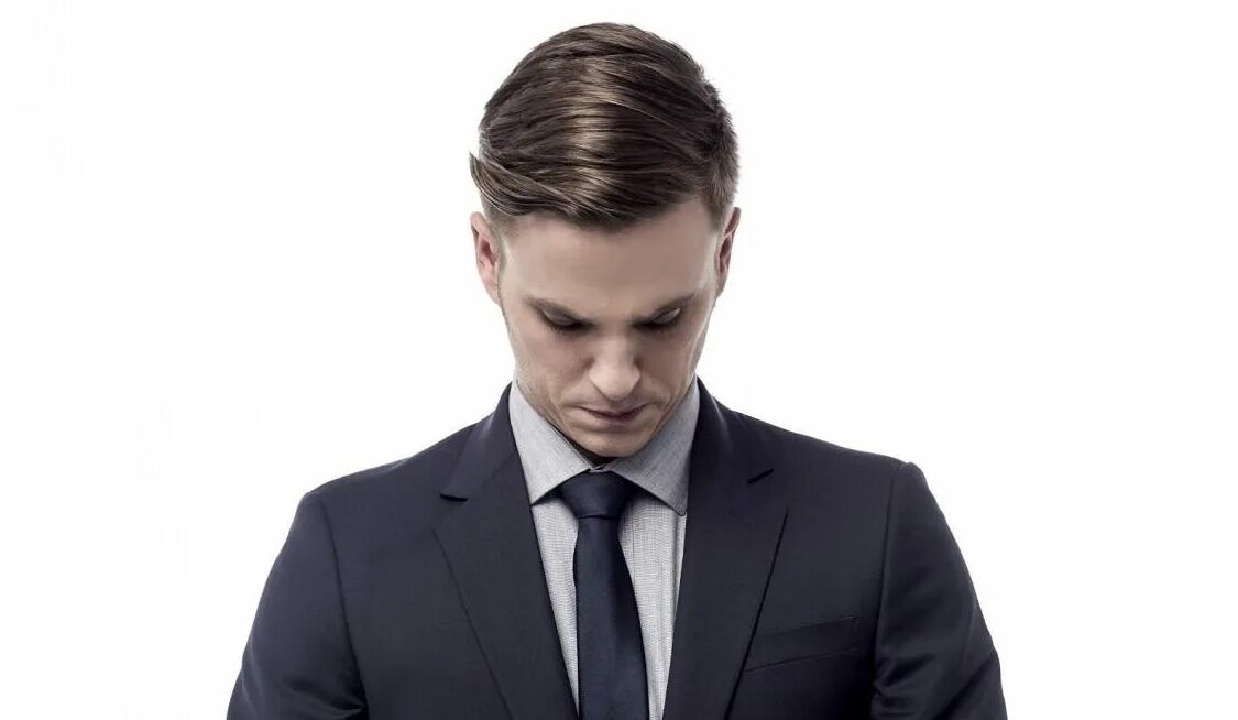 наклонённая мужская голова. человек в профиль мужчина. портрет мужчины вниз. мужчина смотрит вниз. парень держится за голову.