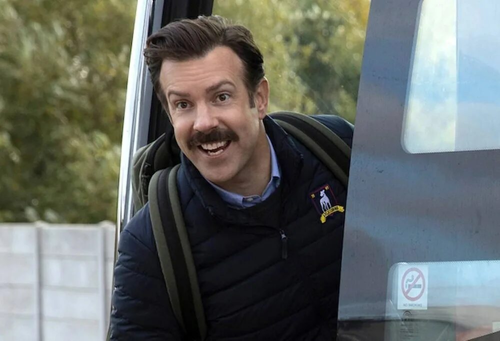 Тед лассо тренер. Джейсон судейкис тед лассо. Тед лассо тренер. Ted lasso subtitles. Зак брафф тед лассо.