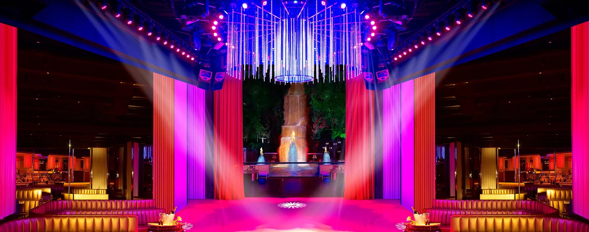 Кабаре лас вегас. Клуб up and down на зубовском бульваре. Night club группа. Парень с девушкой в караоке. Сцена кабаре картинка.