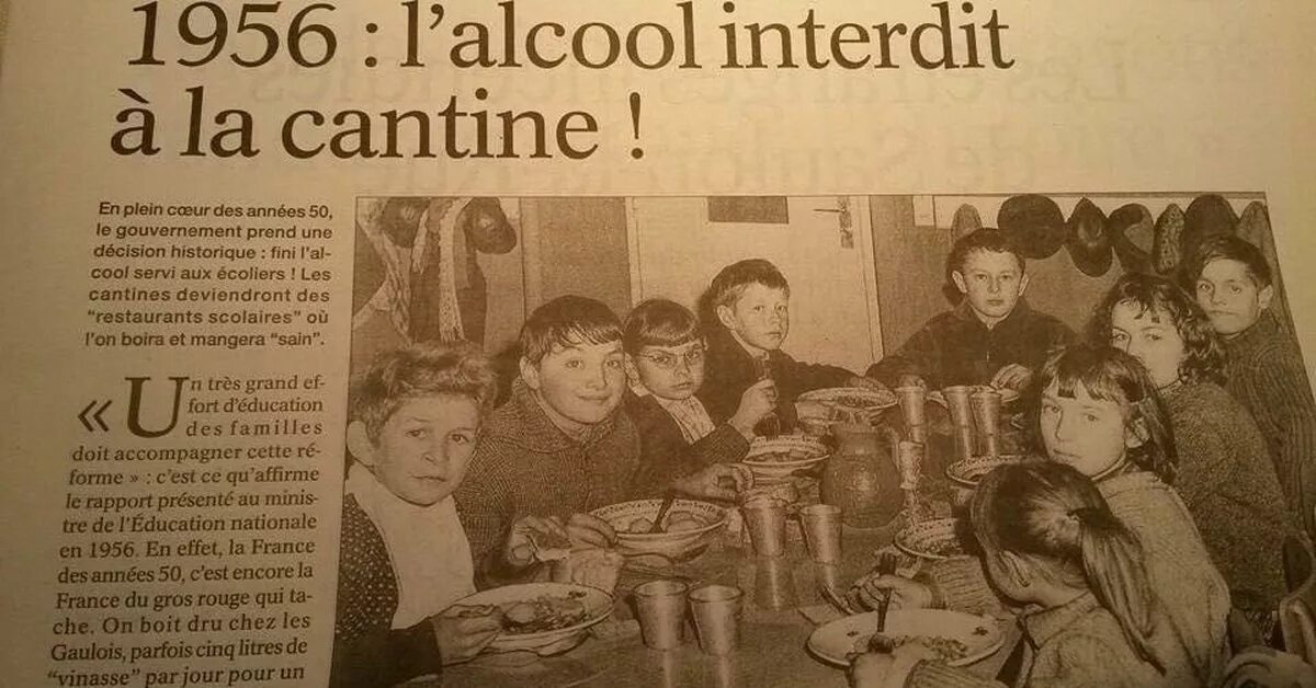 Дети пьют вино. Школьный завтрак 1956 год. Французские дети пьют вино в школе. Алкоголь Франции. Пьянства в столовой.