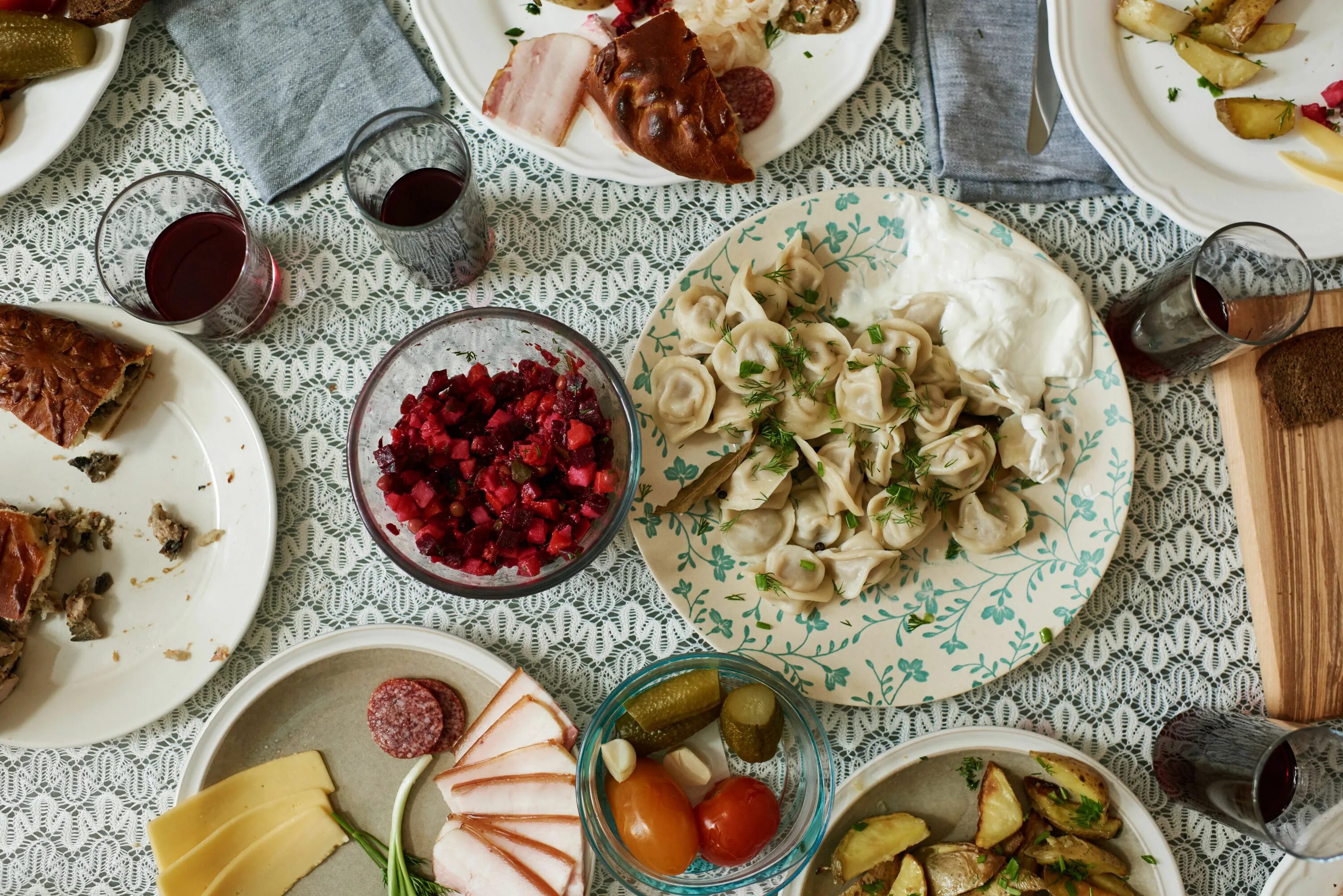 Блюда русской кухни. Традиционная русская кухня. Традиционные блюда русской кухни. Ужин русской кухни. Tradition dish