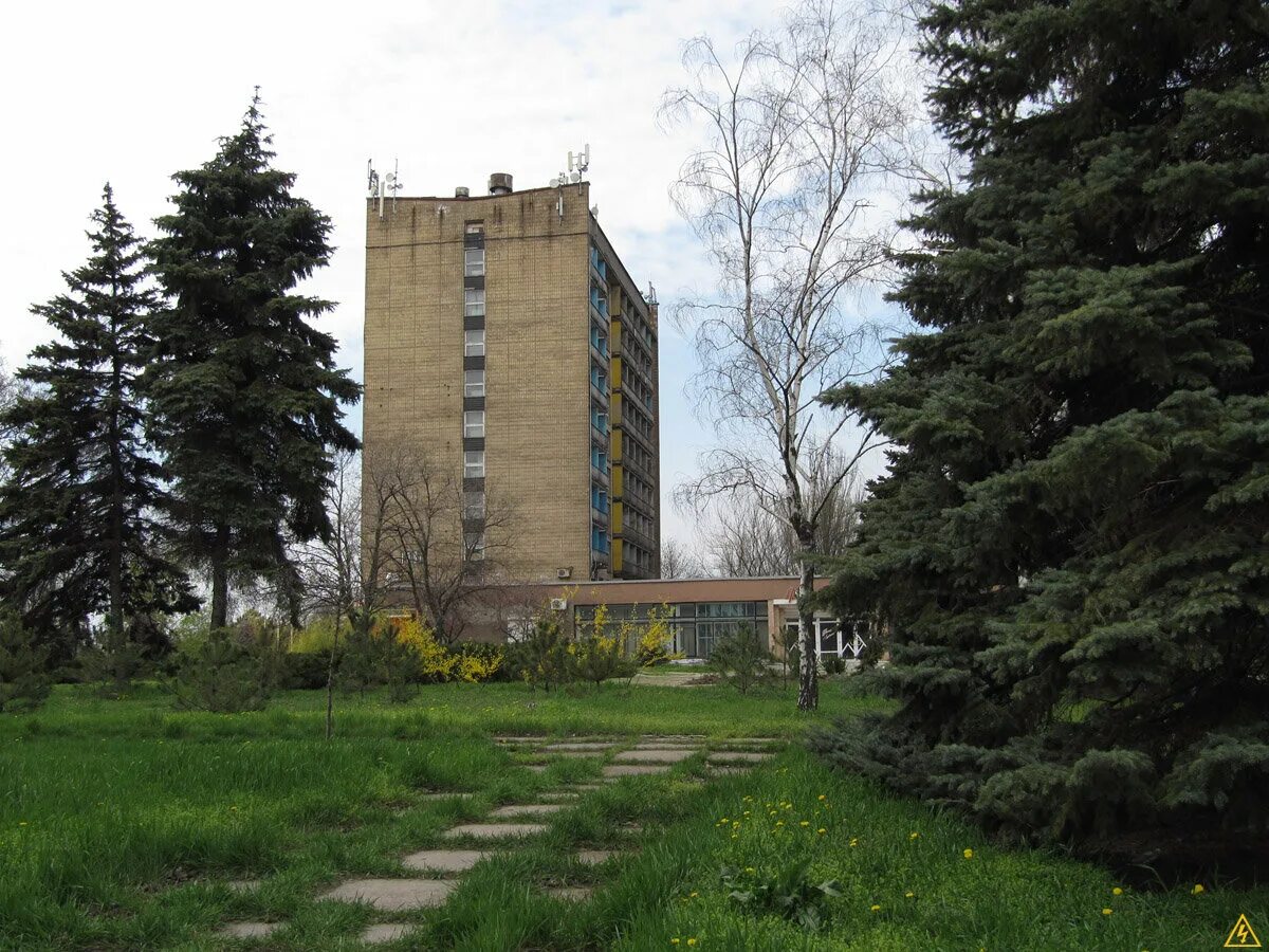 Велики мариуполь. Гостиница азовсталь мариуполь. гостиница азовсталь мариуполь сейчас. мариуполь азовсталь заводоуправление. гостиница мариуполя напротив азовстали.