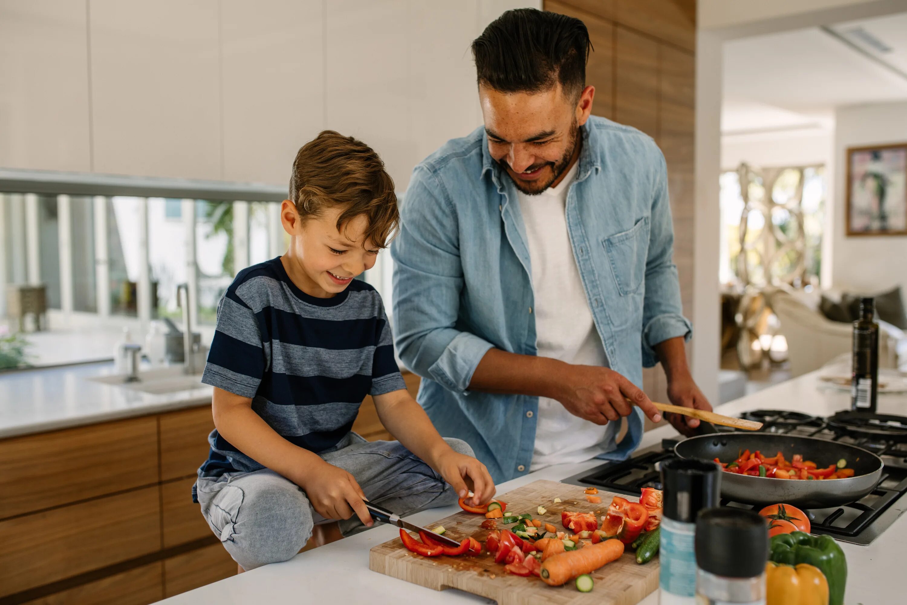 You me to cook the dinner. Готовим для детей. Готовка на кухне. Семья на кухне. Готовка еды дома с семьей и детьми.