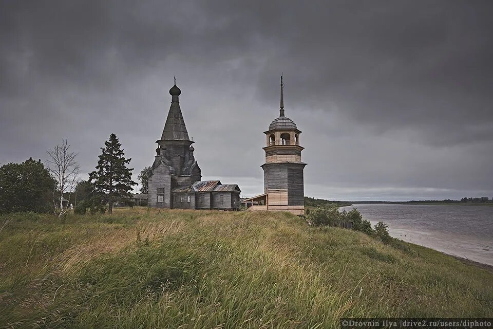 Онега петербург. Вознесенская Церковь на Онеге. Владимирская Церковь на реке Онега. Подпорожье деревянные храмы севера. Деревянная Церковь на реке Онега.