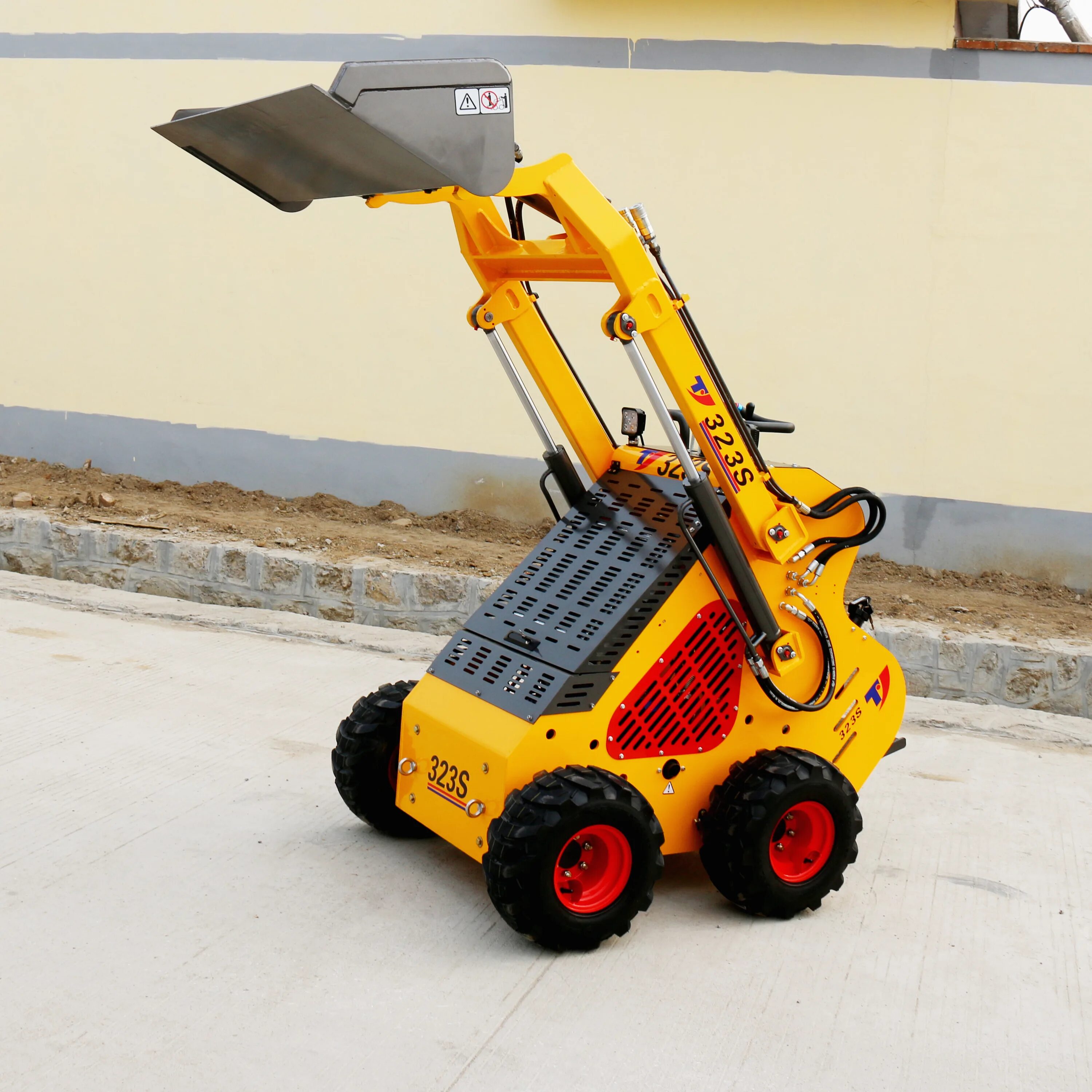 Мульчер самоходный малогабаритный. Малогабаритная самоходная машина класса 0. Коммунальная машина. Минитрактор авант 520. Малогабаритная техника.