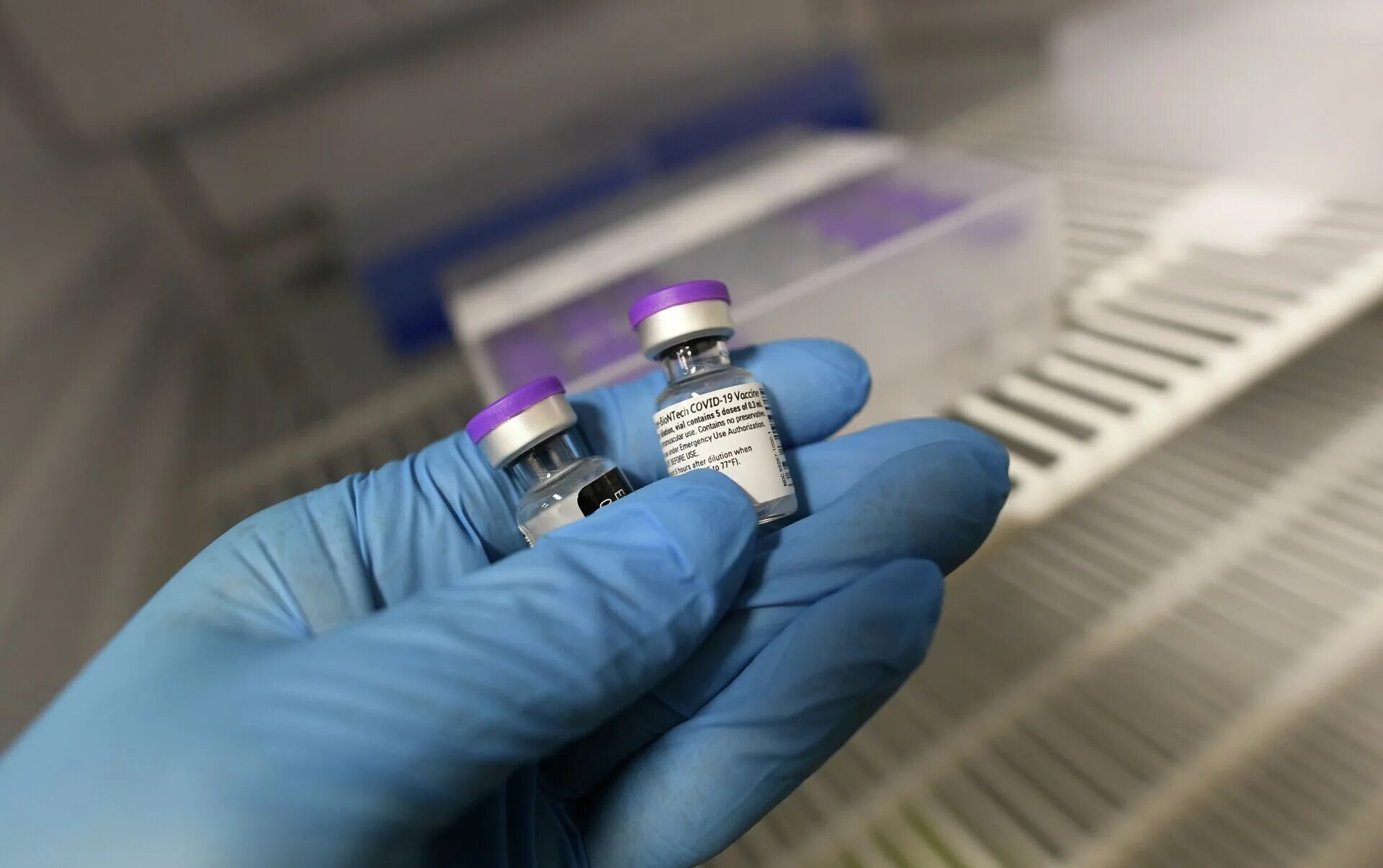Pfizer covid вакцина. Вакцина астразенека коронавируса. Файзер американская вакцина. Вакцины pfizer-biontech. Вакцина пфайзер коронавирус.