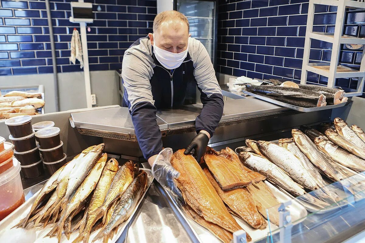 выкладка рыбы в магазине. рыба в магазине. рыбный отдел. рыба в магазине. рыба в ассортименте.