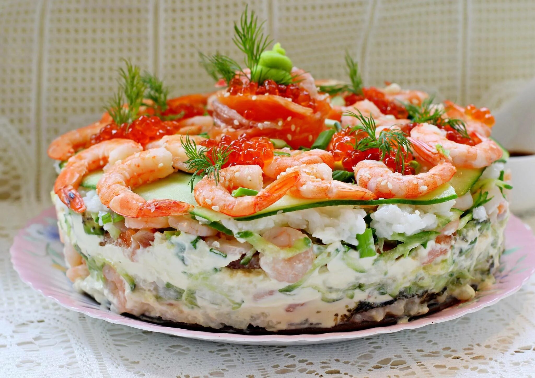 Закуски из семги на новый год. Салат с форелью и креветками. Салат с креветками и авокадо. Салат суши филадельфия. Салат с семгой и креветками.