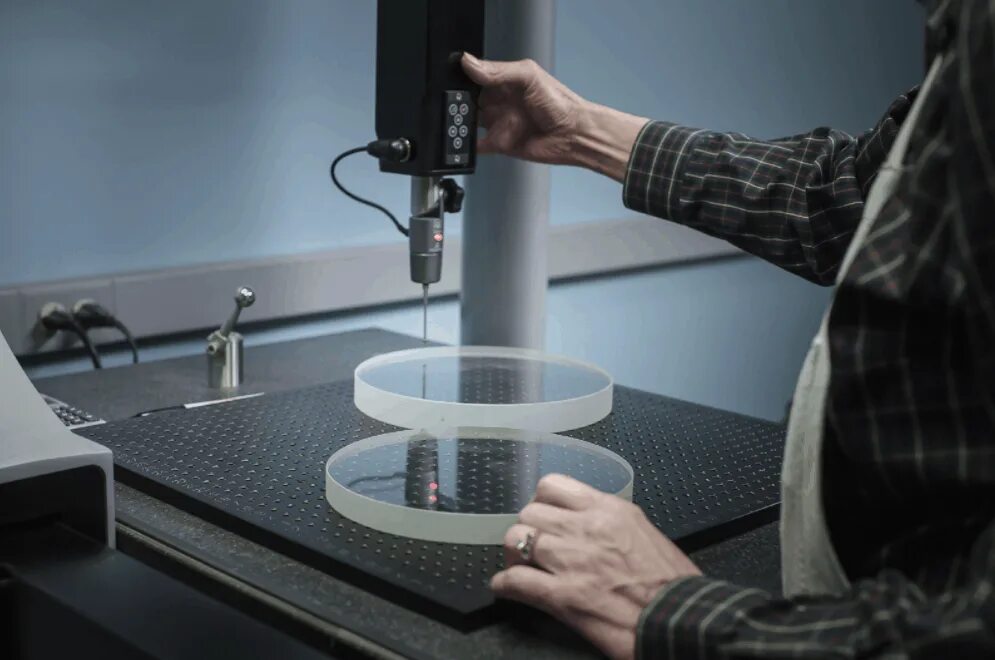 Surface quality. Закопченная поверхность стекла. glass inspection. surface imperfections. glass surface.