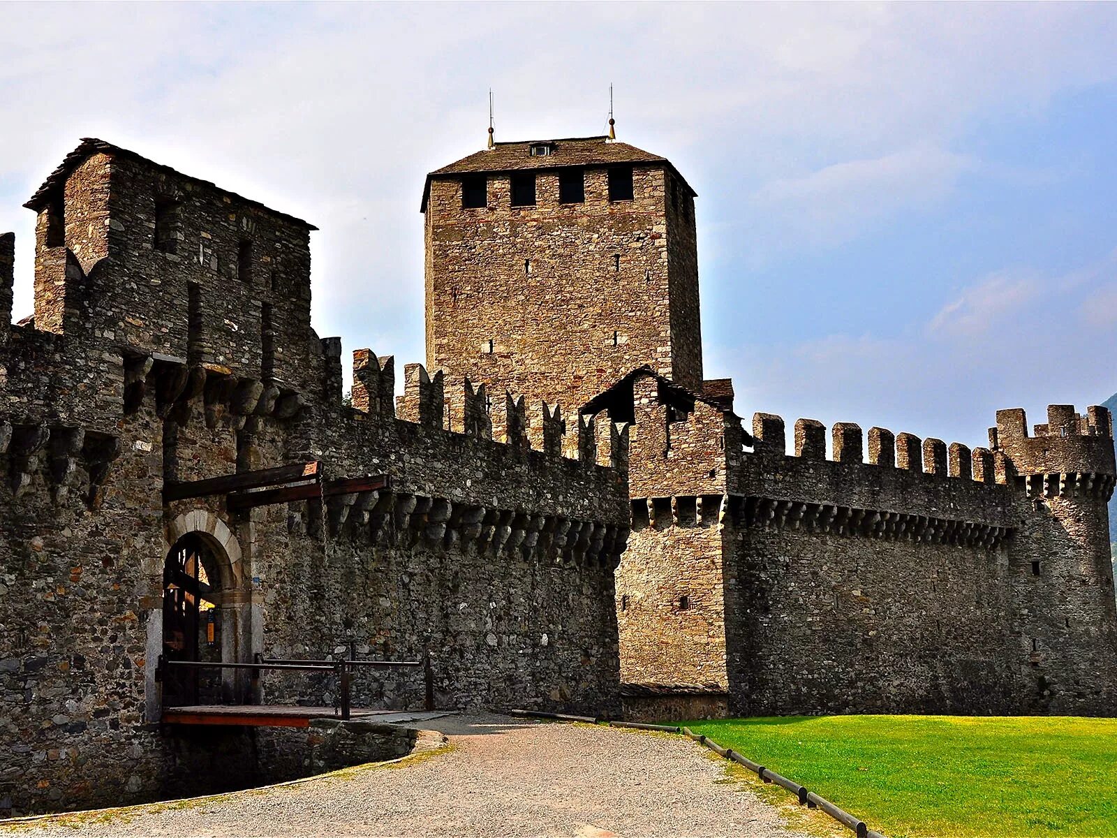 Крепость время работы. Замок Монтебелло (Castello di Montebello).. Средневековый Рыцарский замок Крепостная стена. Донжон в средневековом замке. Рыцарский замок Кастелло.