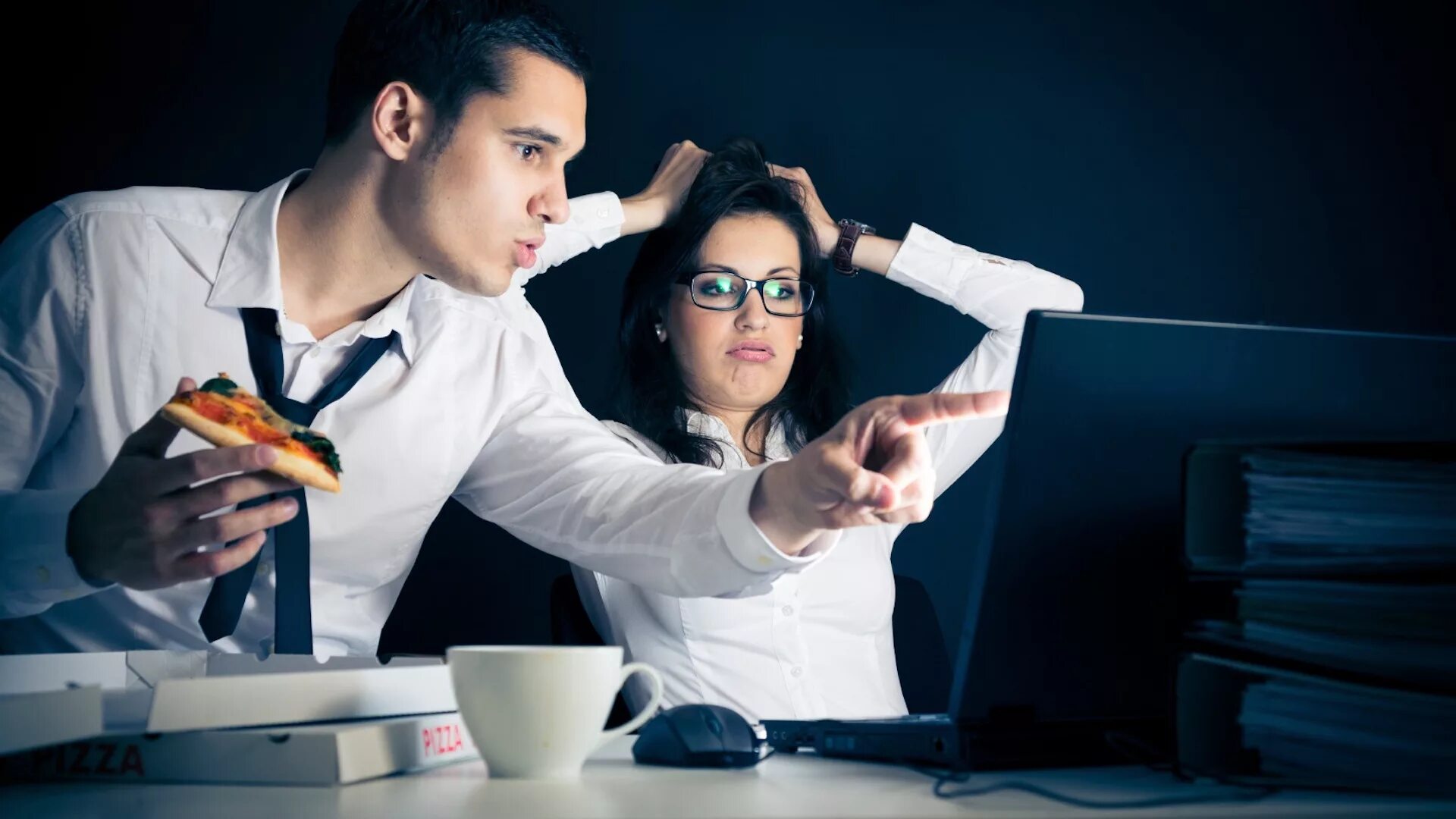 Say that you working. Работа допоздна. Офисный работник ночью. Работа в офисе до позна. Ночная работа.