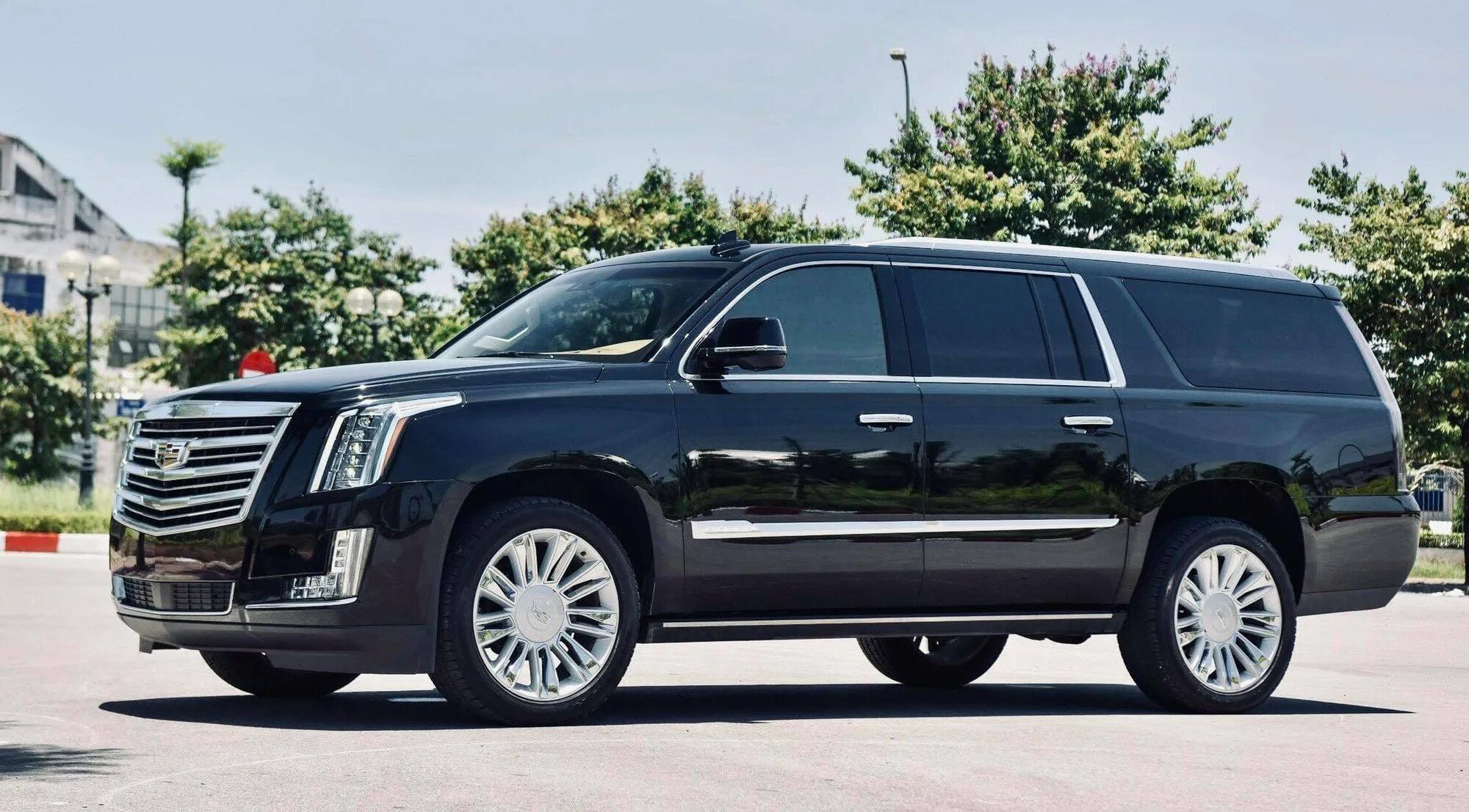 Автомобили длиной 6 метров. Cadillac Escalade Лонг. Cadillac Escalade 2022. Кадиллак Эскалейд 2022. Cadillac Escalade ESV 2022.