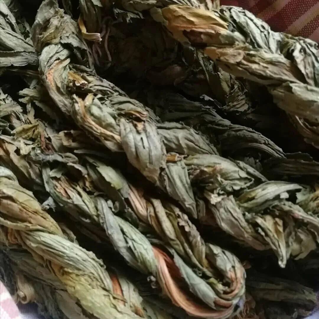 Авелук армянская трава что это. Авелук что это. Авелук сушеный. Конский щавель авелук. Конский щавель авелук.