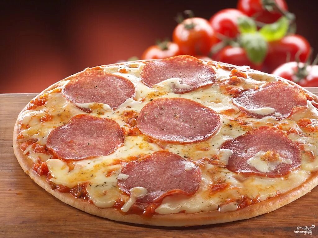Домашняя пицца без колбасы. Пицца с колбасой. Пицца с сервелатом. Пицца салями. Пицца с копченой колбасой.
