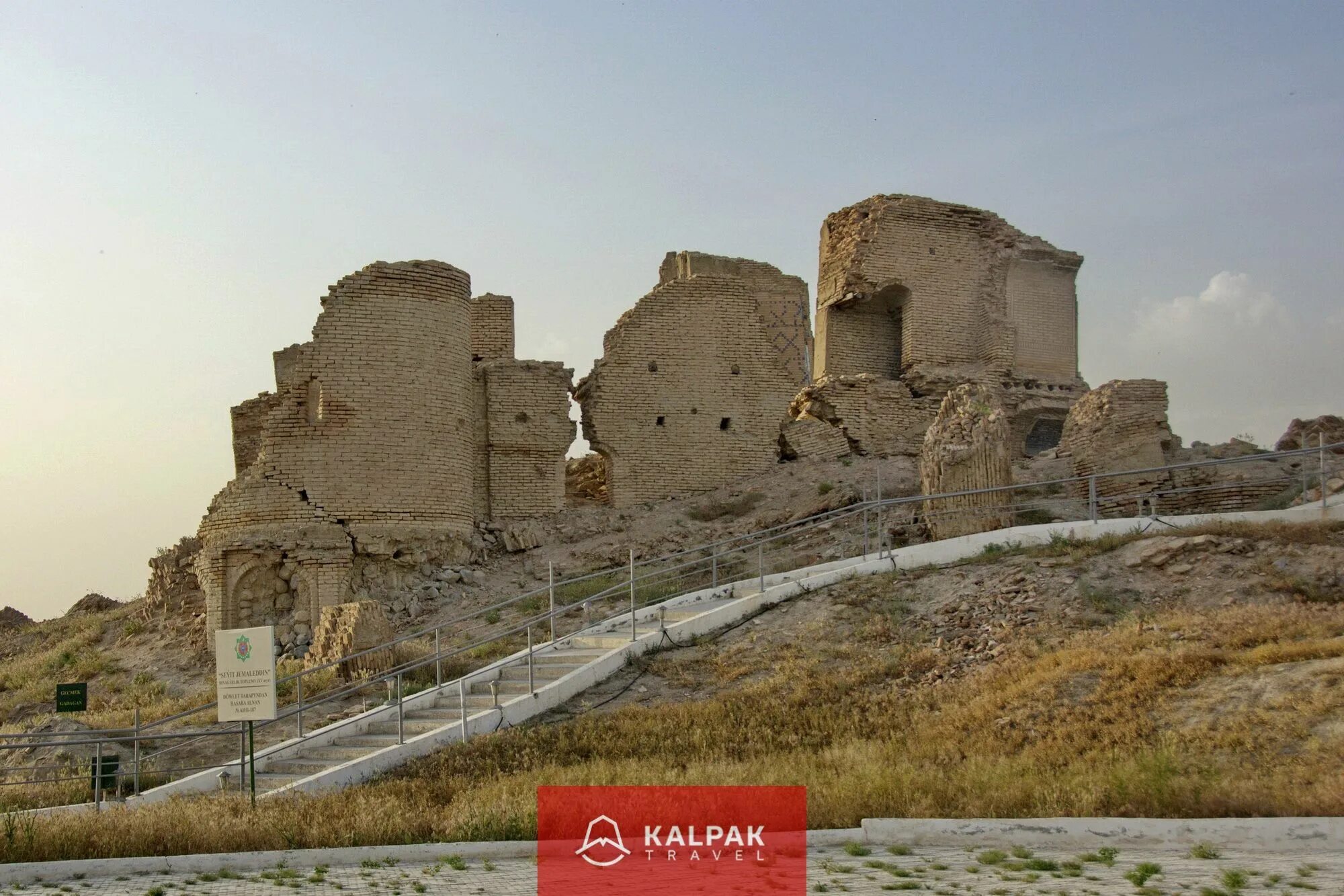 Крепость в средней азии 3 буквы. Калаи хисор. Арки исторические средний азии. Мавзолей уч овлия хива. Узбекистан древний город хива.