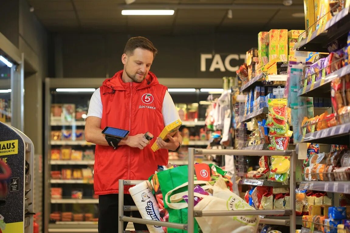 Вкусные продукты в пятерочке. Продуктовый магазин. Магазин пятерочка фото. Магазин пятерочка картинки. Выкладка товара в магазине.