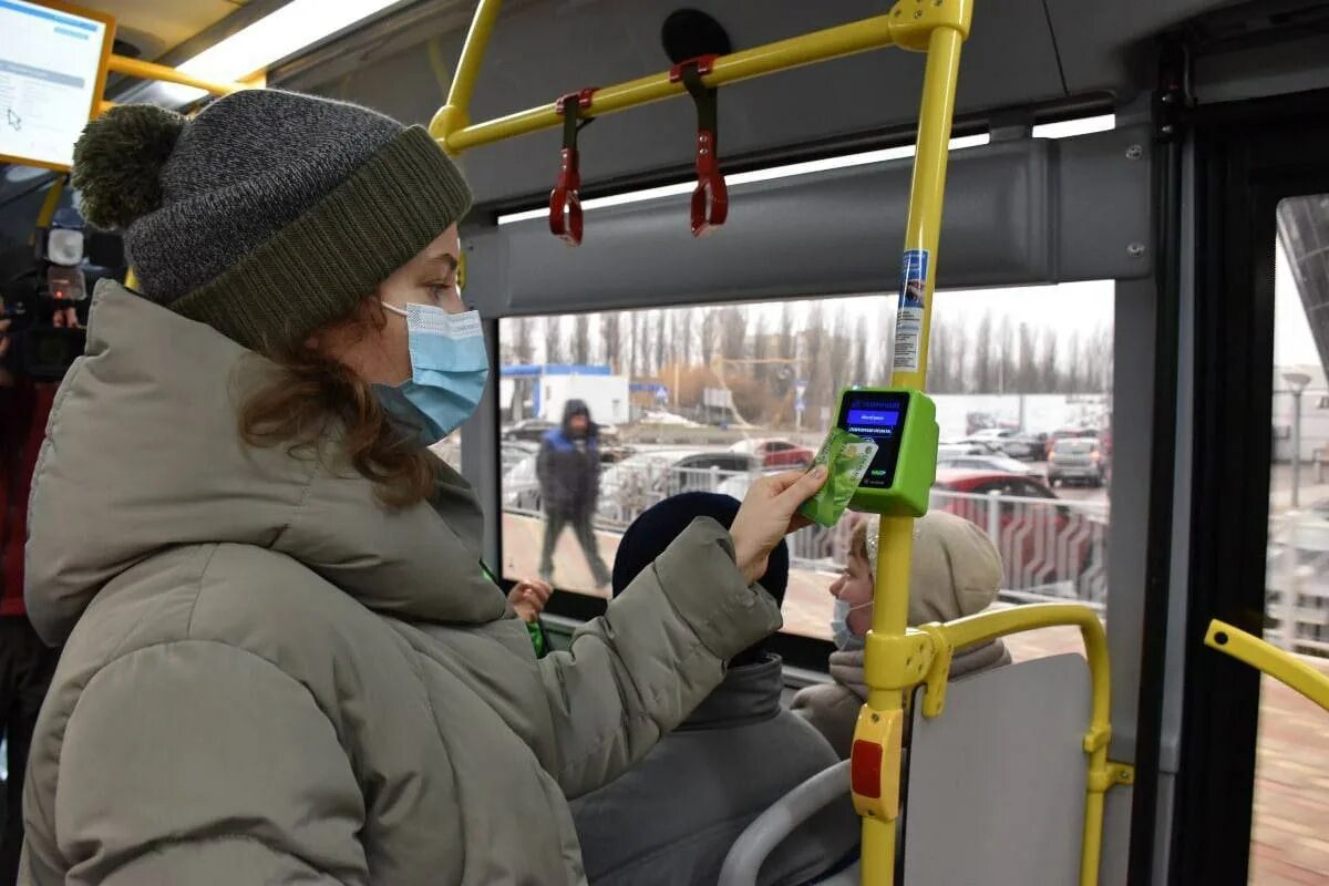 Оплата картой в троллейбусе. Валидатор в автобусе. проезд в автобусе. оплата в общественном транспорте. терминал в автобусе.