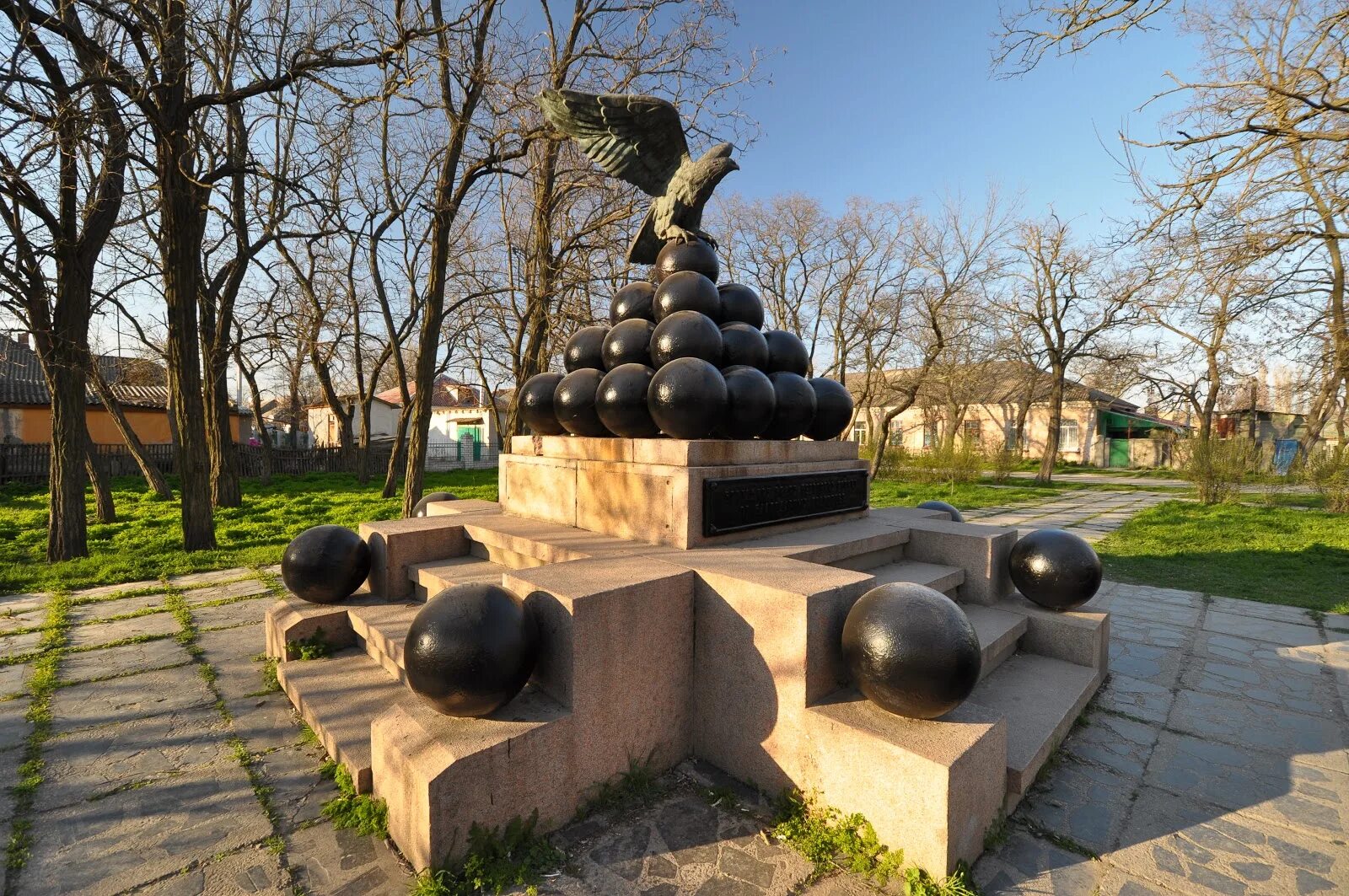 Памятники в очакове. Памятник очаковцам в севастополе. Памятник бригадир. Памятник бригадир. Памятник бригадиру горичу.