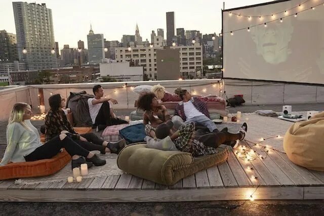 Кинотеатр на крыше roof180. Кинотеатр на крыше тюмень. Кинотеатр под открытым небом на крыше. Кинотеатр на крыше москва. Крыша 46 махачкала кинотеатр.