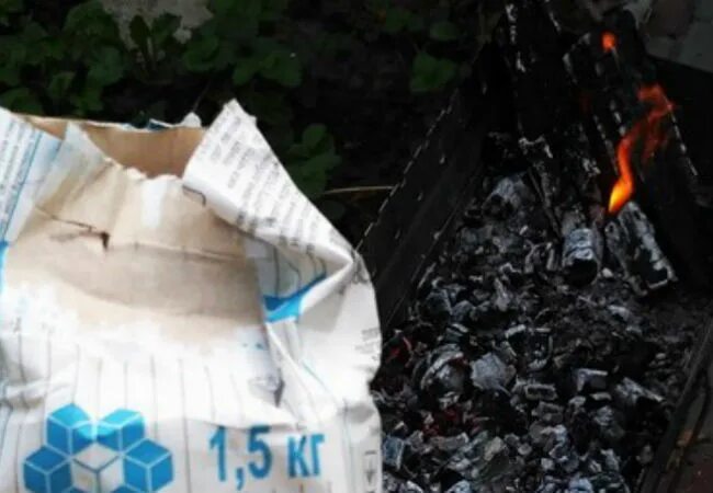 Сыпать солью угли. Соль и уголь. соль на угли в мангал. посыпать угли солью в мангале. уголь посыпать солью.