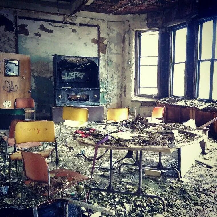 Графитово серые потолки в спальне. Mad experiments escape room. Padded room 3d. Insane room. Темные комнаты магазин.