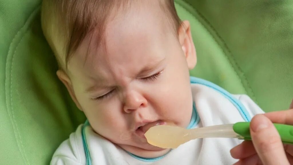 Грудной ребенок отказывается от еды. Питание детей. Младенец с ложкой. Ребенок не хочет есть. Ребенок отказывается от прикорма.