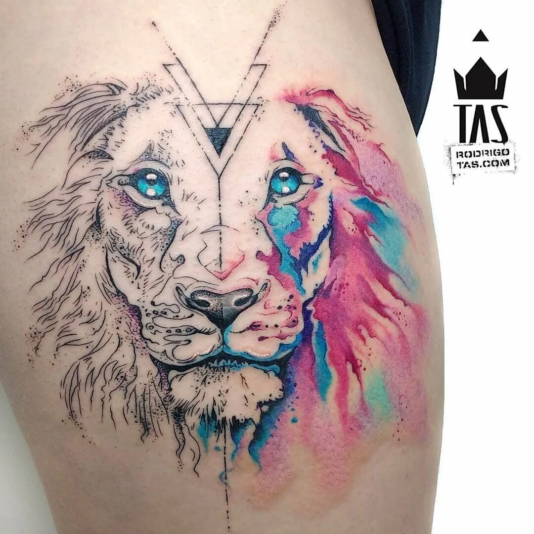 Тату лев на спине у девушки. Лев и мышонок. Львиный оскал тату. Титан скульптура. Лев круглая картинка.