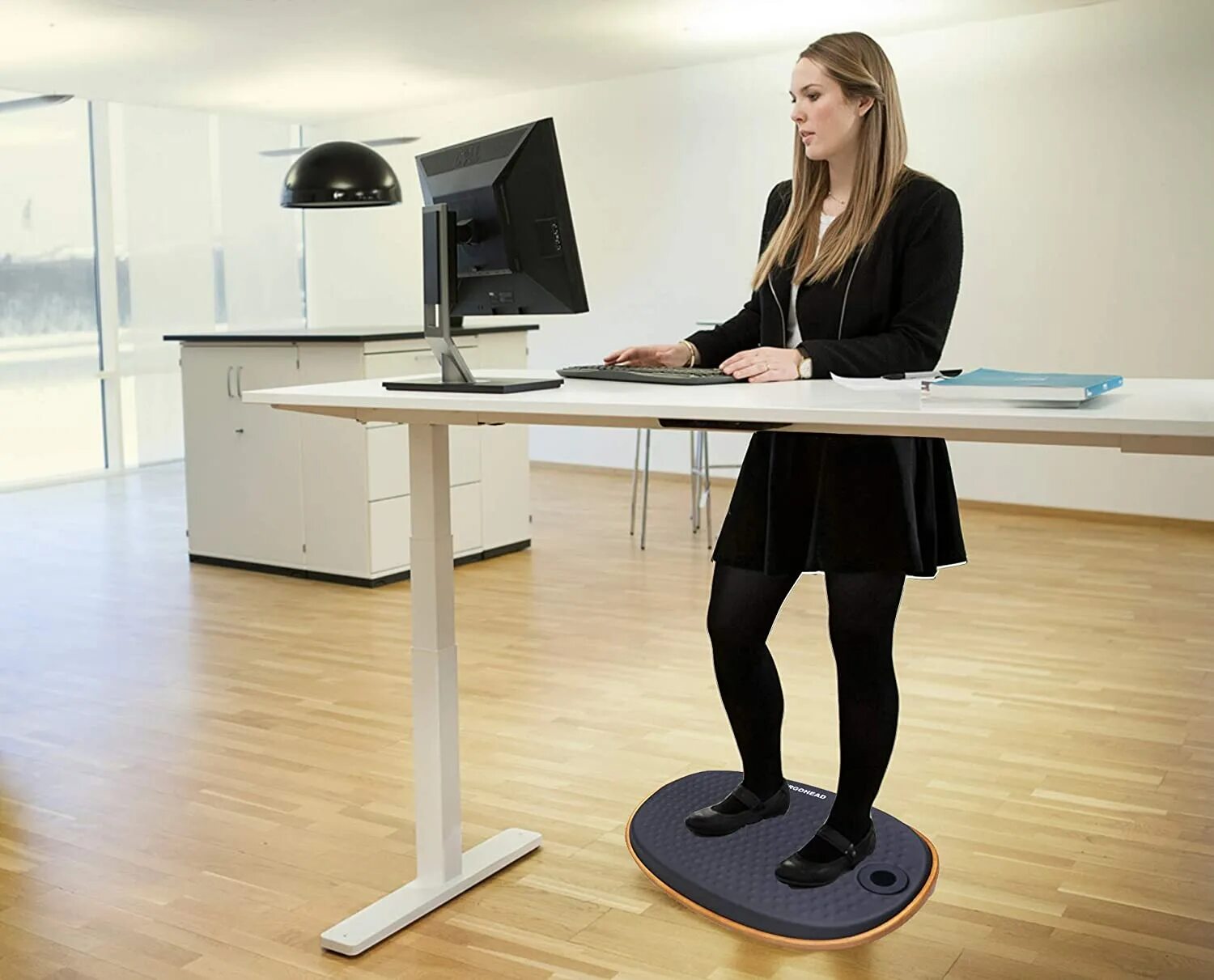 Standing desk. Компьютерный стол для работы стоя. Стоячее рабочее место. Стол для работы стоя и сидя. Стол для стоячей работы.