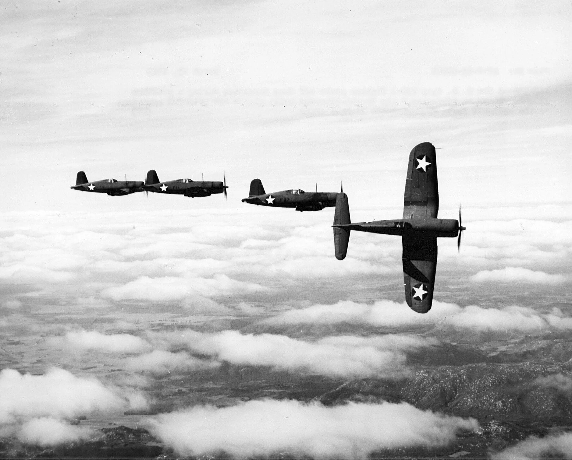Самолеты вов. Эскадрилья f4u Corsair. ВОВ самолеты в небе. Самолет войны. Военные самолеты в небе 2 мировая
