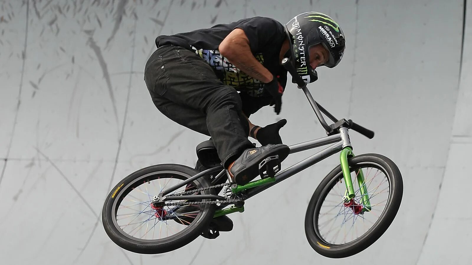 Дэйв мирра бмх. Знаменитый райдер бмх. Dave mirra gold bmx. Dave mirra gold bmx. Dave mirra bmx.