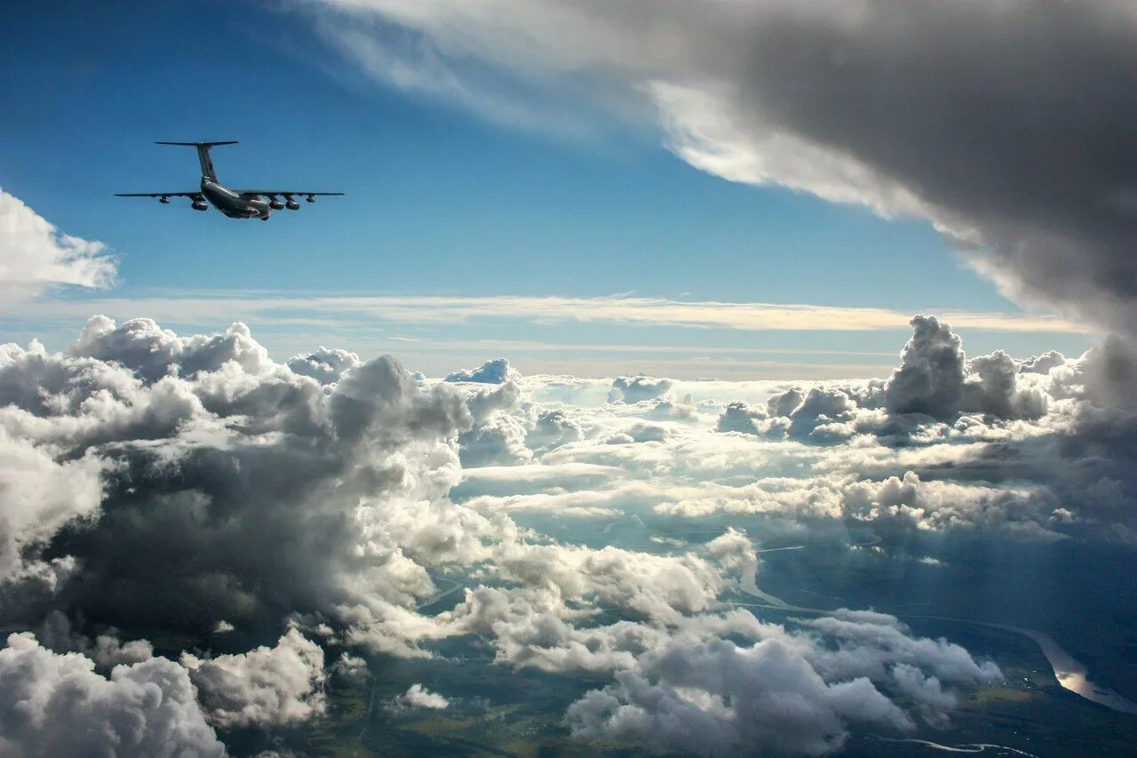 Самолеты летят в облака. Ил 76 в небе. Полет ил-76. Самолет ил-76 в облаках. Самолёт ил-76 фото.
