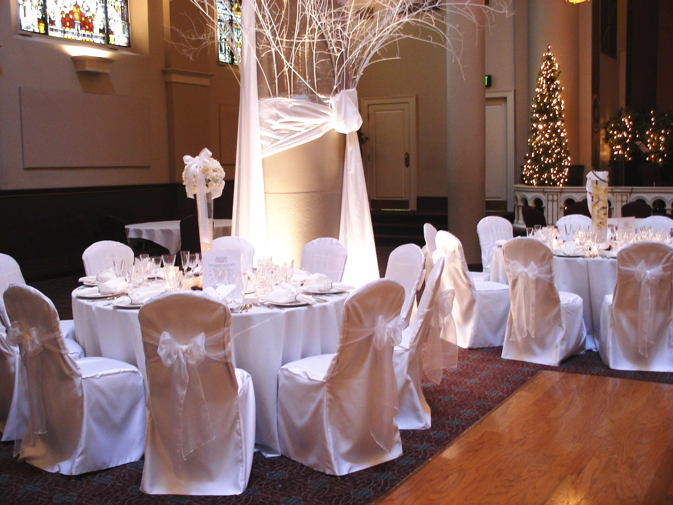 Украшение зала в белом цвете. Украшение свадебного зала. Украшение банкетного зала. Украшение свадебного банкета. Украшение банкетного зала на свадьбу.