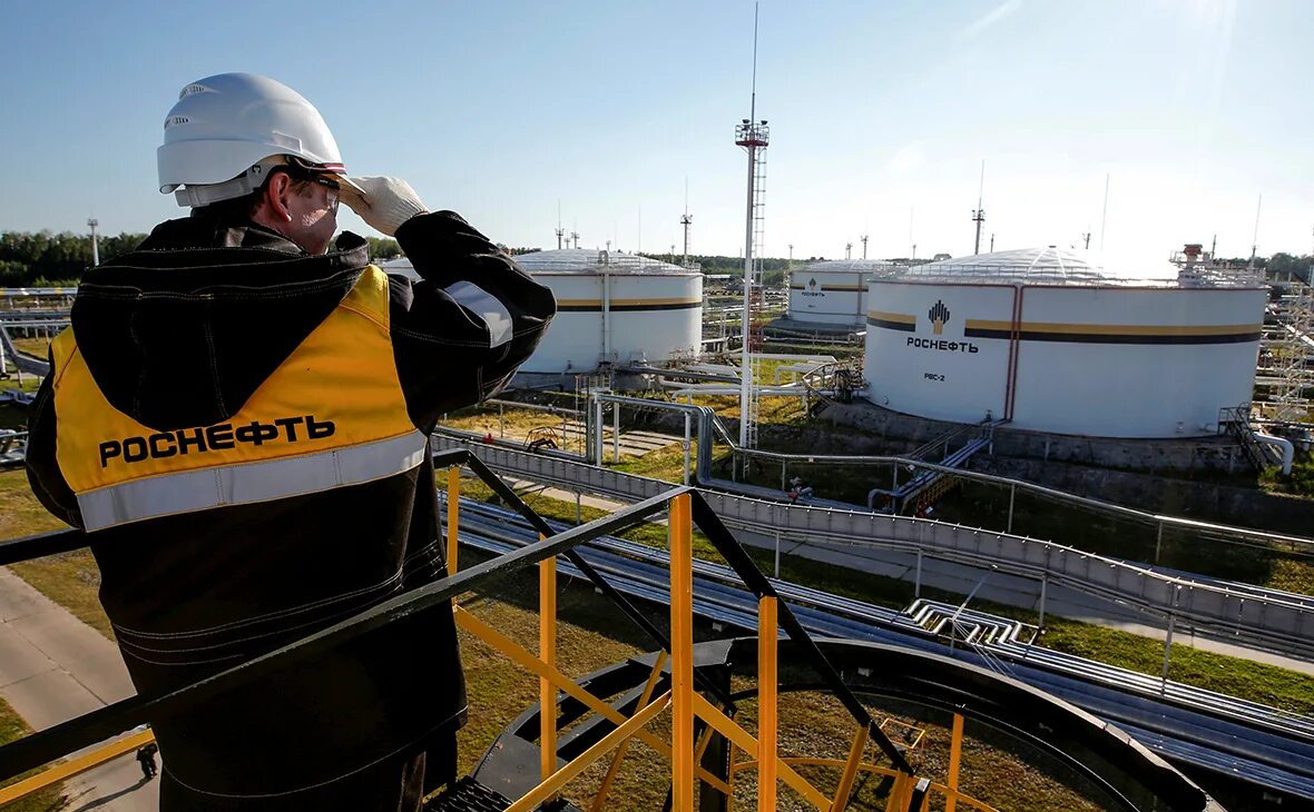 Почему упала роснефть. Нефтяники Роснефть. Нефтедобыча Роснефть. Нефтяная компания Роснефть. Роснефть картинки.