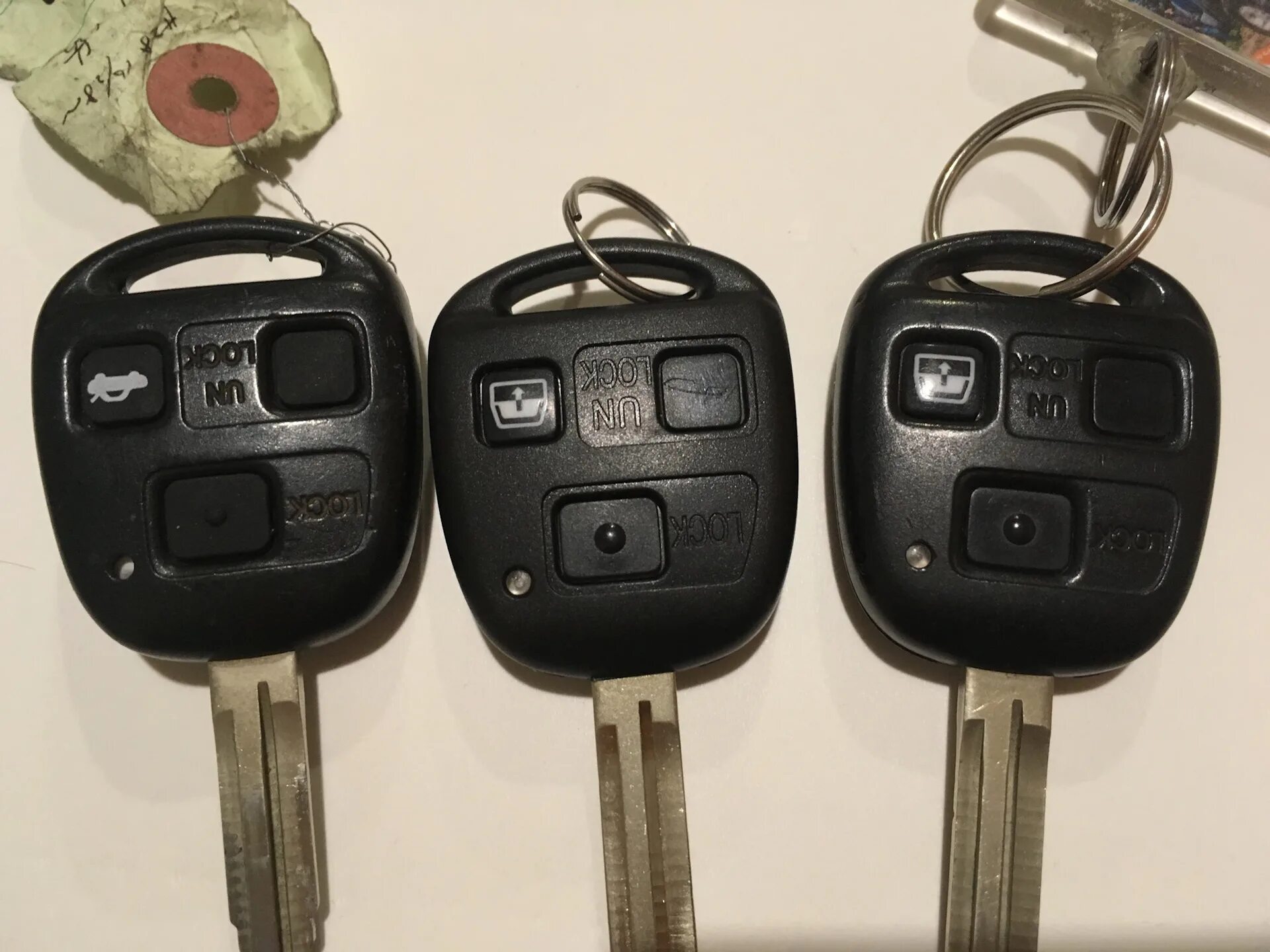 Сколько делают ключи. Тойота Матрикс 2003 ключ с иммобилайзером. Ключ Тойота Hilux. Hilux Surf 3 ключ зажигания. Ключ замка зажигания Паджеро 4.