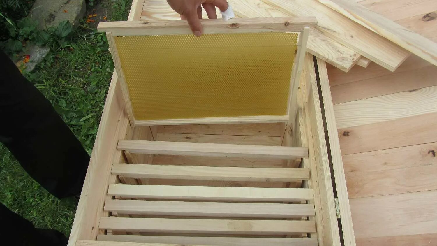 Купить пчелиные рамки. 14 Рамочный улей. Домик для пчел. Рамки для ульев. Рамки для пчелиных ульев.