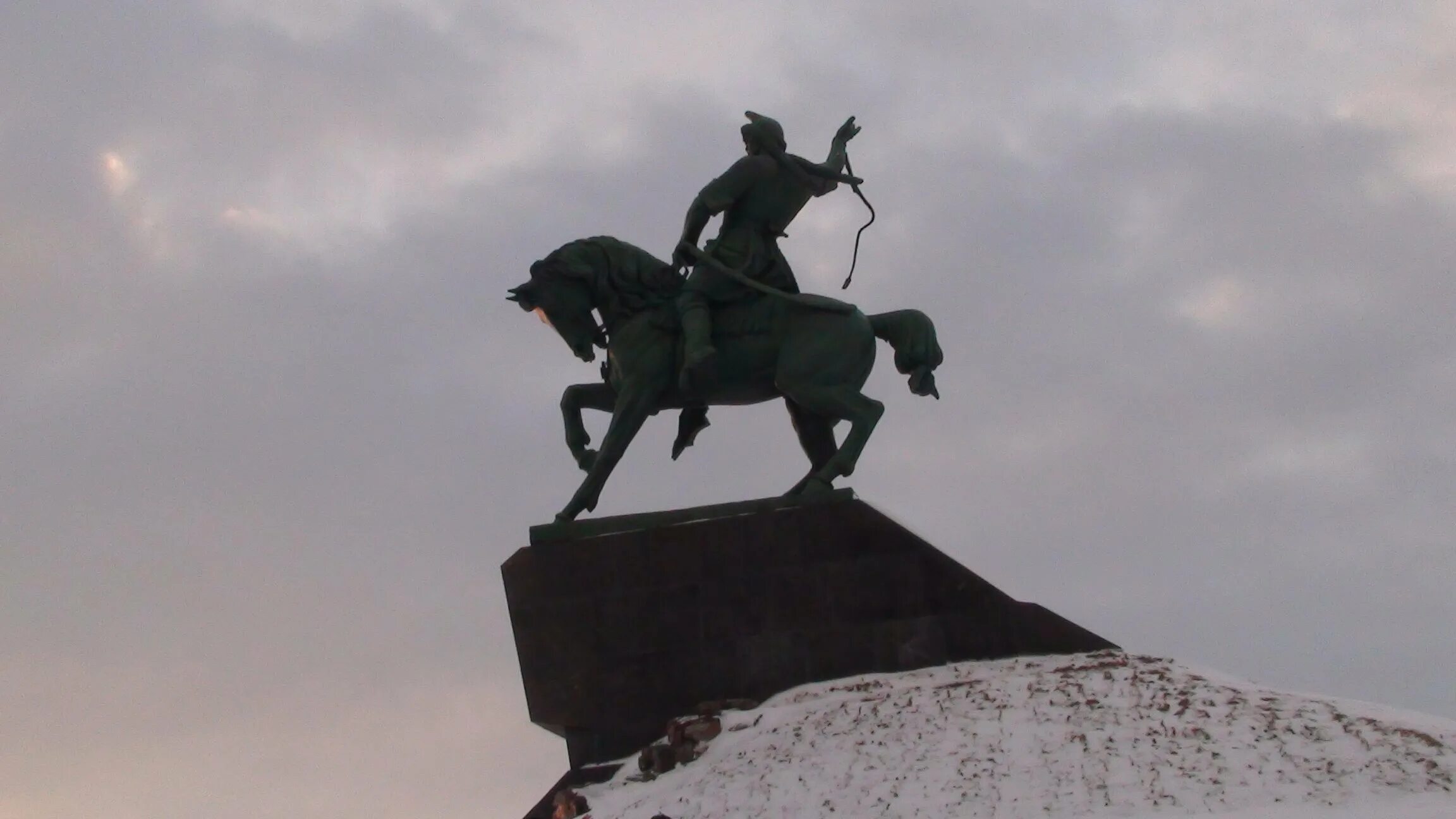 Салават Юлаев памятник в Уфе. Памятник Салавату Юлаеву Башкортостан. Салават Юлаев памятник чб. Салават Юлаев статуя в Уфе. Штаб салавата юлаева