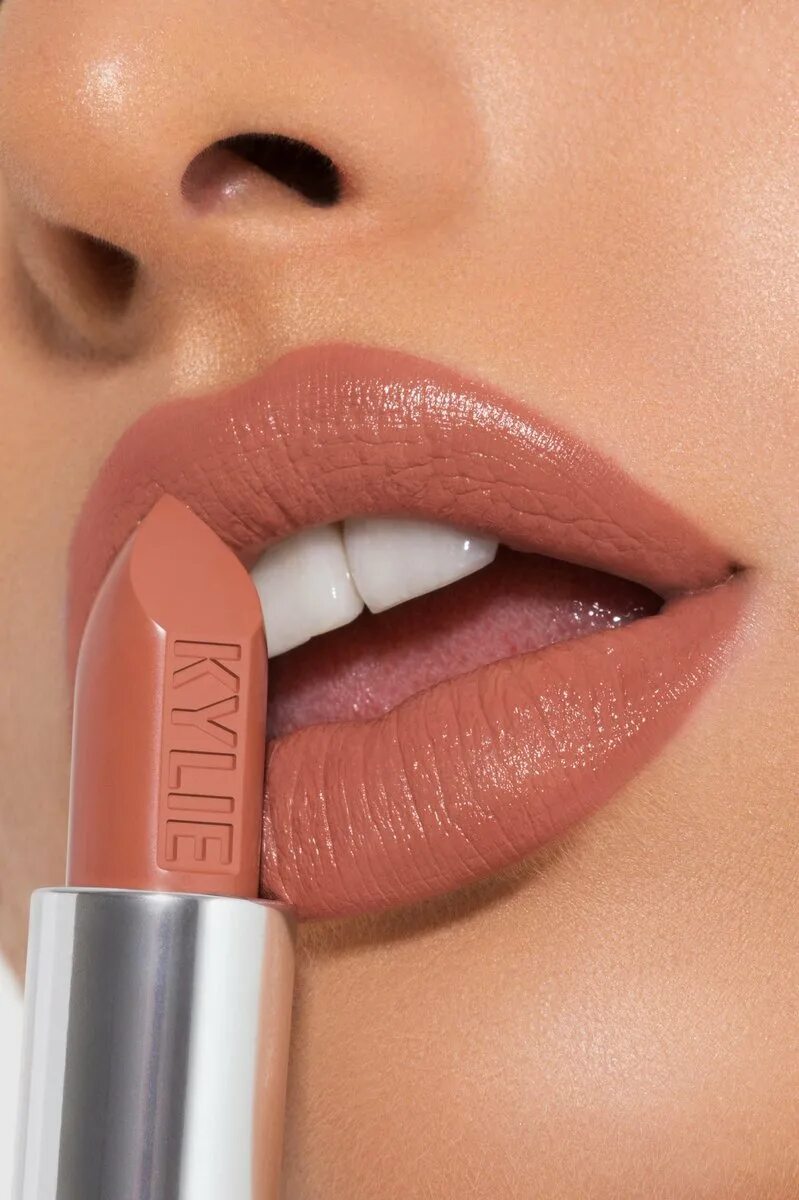 Теплые цвета помады. Помада kylie jenner lipstick creme. губная помада нюд. персиковая нюдовая помада. помада цвета нюд.