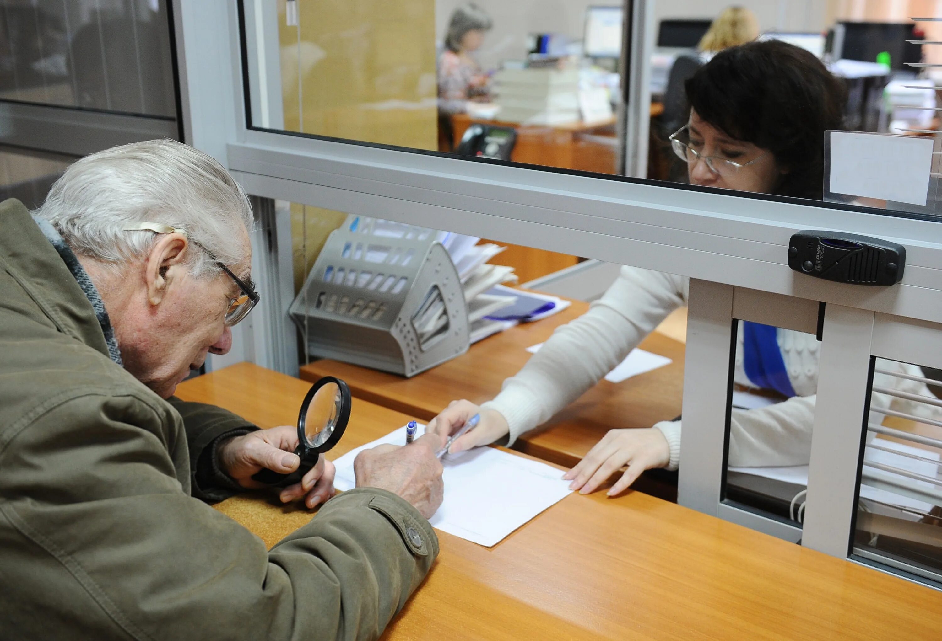 Выплата пенсионерам льготникам. Пенсии. Пенсионеры пенсия. Пенсионный фонд пенсионеры. Пенсионер в банке.