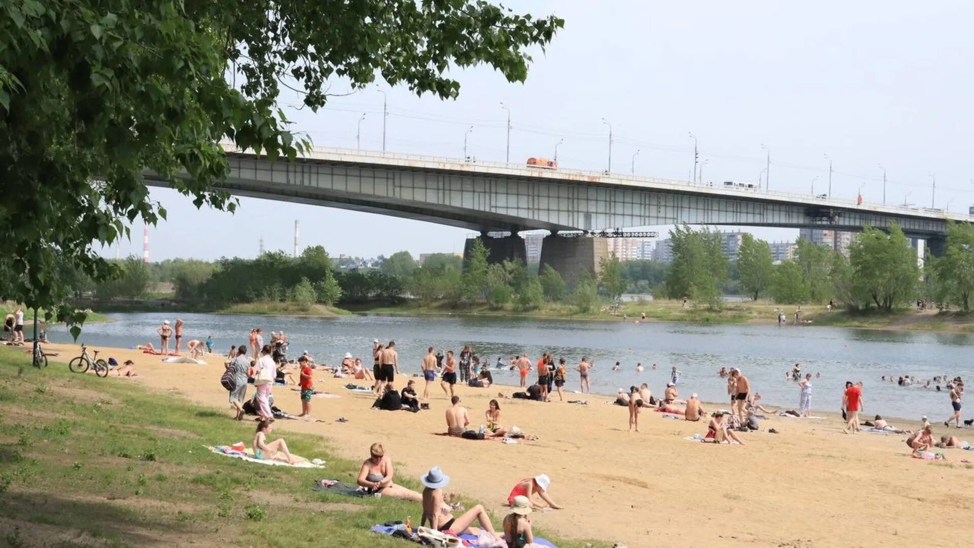 Почему закрыли пляж. Остров Татышев Красноярск. Остров парк Татышев Красноярск. Остров отдыха Красноярск Татышев. Татышев парк Красноярск зима.