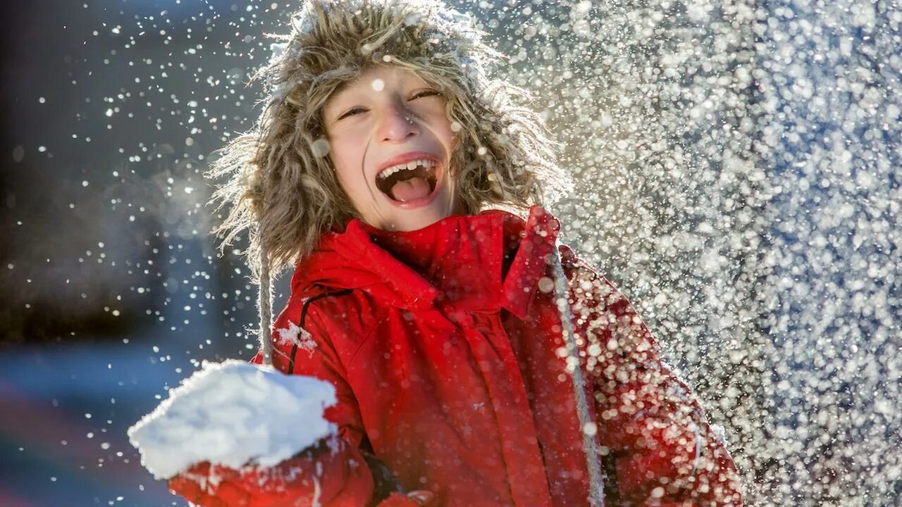 Где снег и мороз. Зима радость. Дети радуются снегу. Дети радуются зиме. Дети снежки.