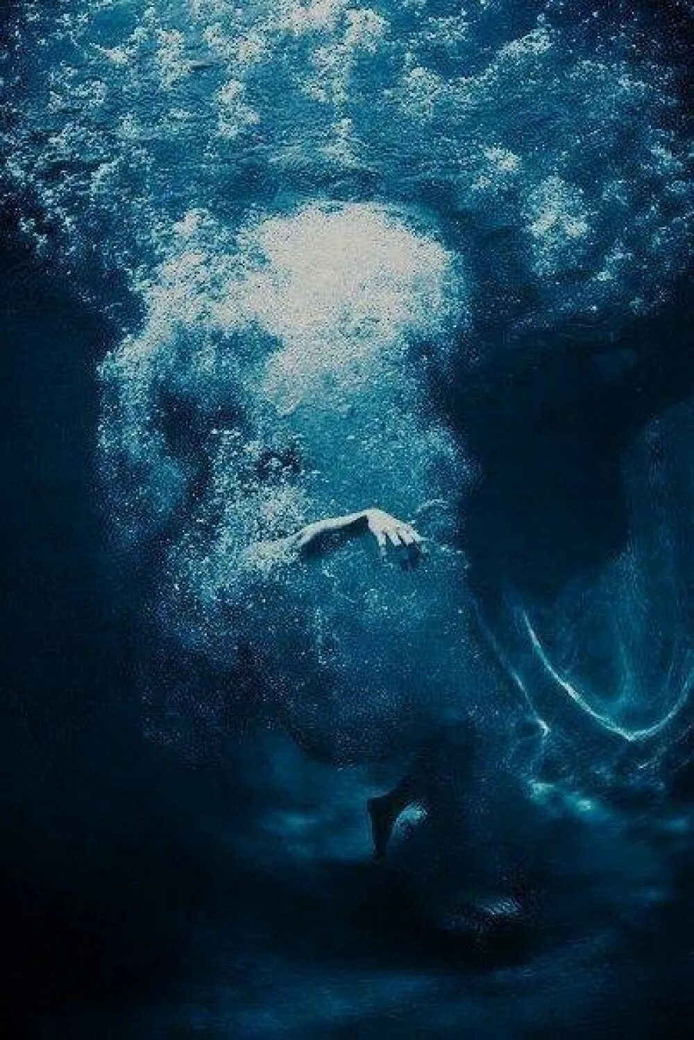 Я стану твоим океаном. Девушка тонет в море. Под водой. Вода и человек. Девушка под водой тонет.