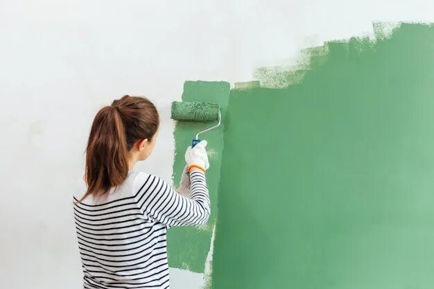 roller in woman hand paint on the wall Stock Photo - Alamy