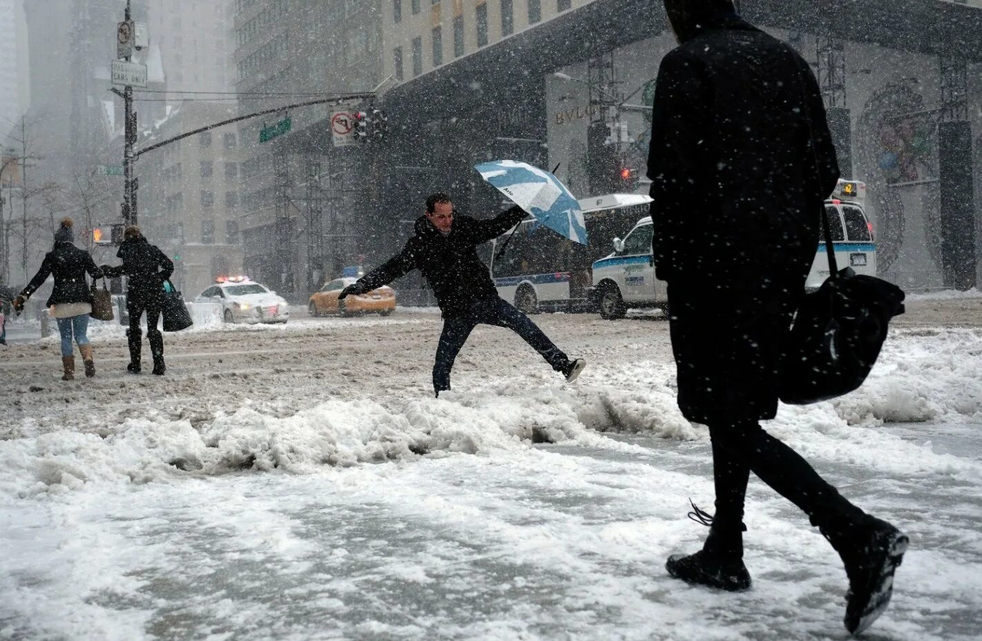 Снегопад в городе. Метель. Зимняя погода пейзаж. Зимний пейзаж. Снег с дождем.
